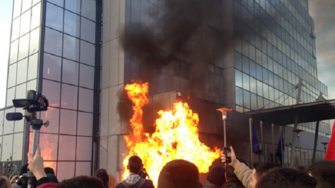 Μολότοφ και φωτιές έξω από το κτήριο της κυβέρνησης στο Κόσοβο